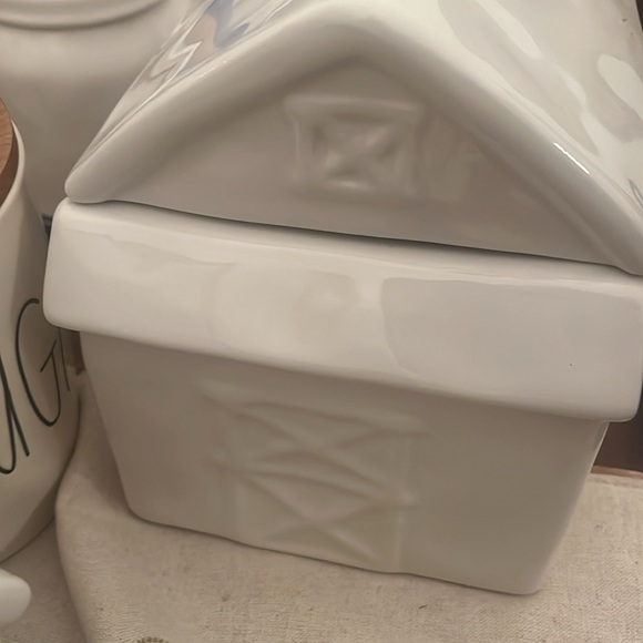 Rae Dunn BNWT FARM fresh with insulated lid and side designs 8.5βx 7 Apx.ππ€ - Picture 4 of 5